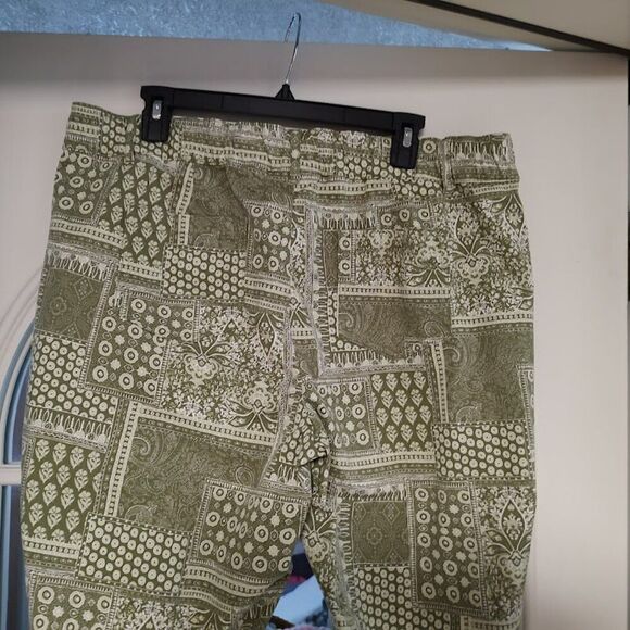 New Joan Rivers Green Designed Capri Pants Size Women's L Petite - Picture 3 of 3